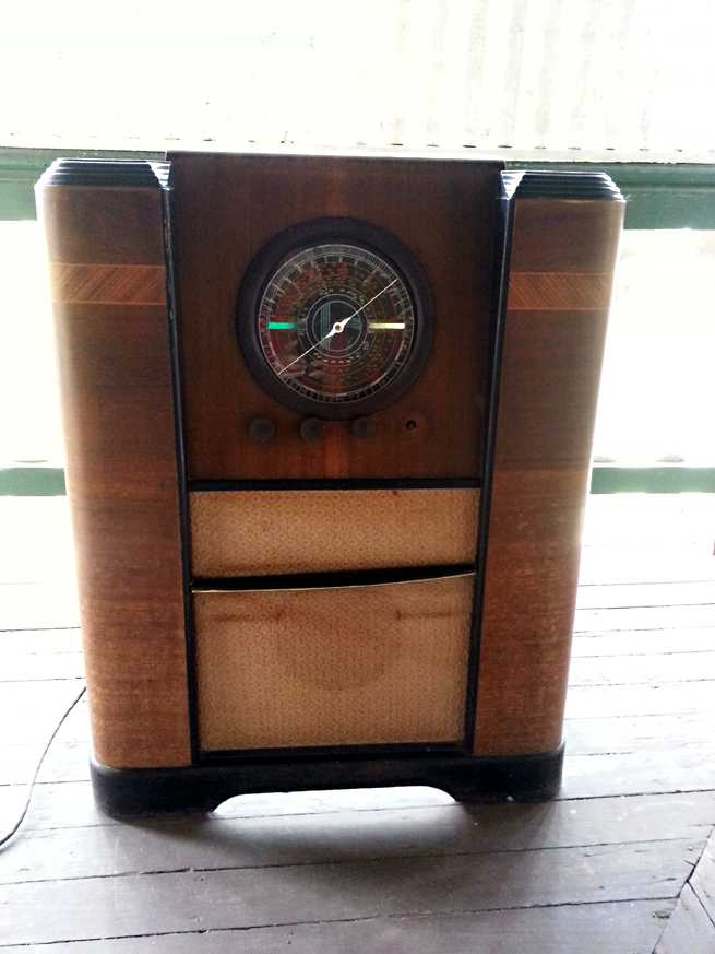 1939 timber console radio