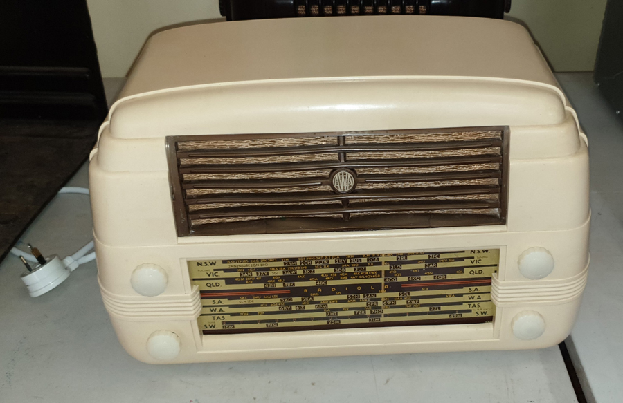 AWA 527MA Valve Radio