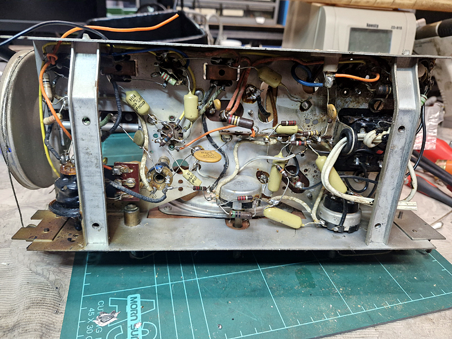 AWA 565MA valve radio chassis