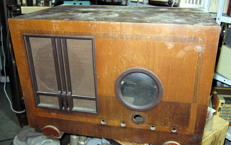 HMV 447 Table Radio