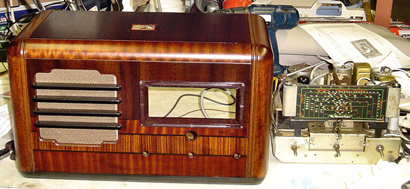 HMV 880 Table Radio
