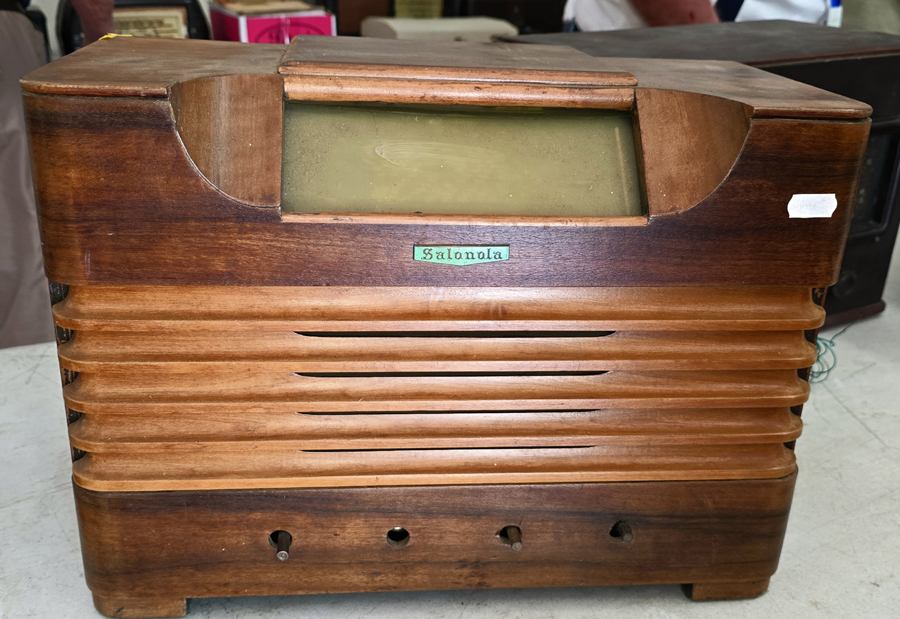 Salonola valve radio