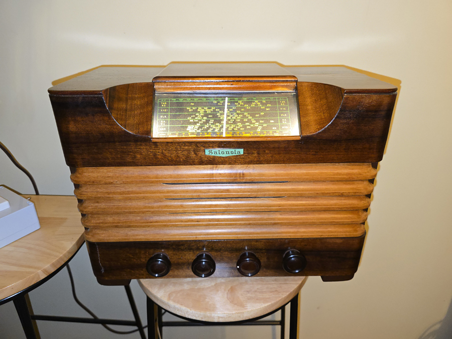 Salonola valve radio