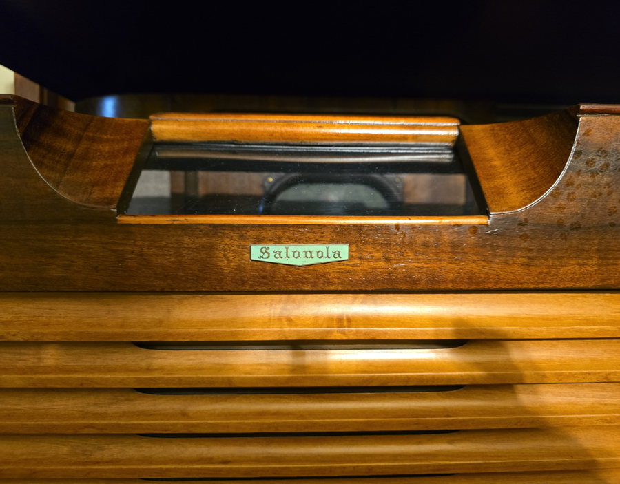 Salonola valve radio