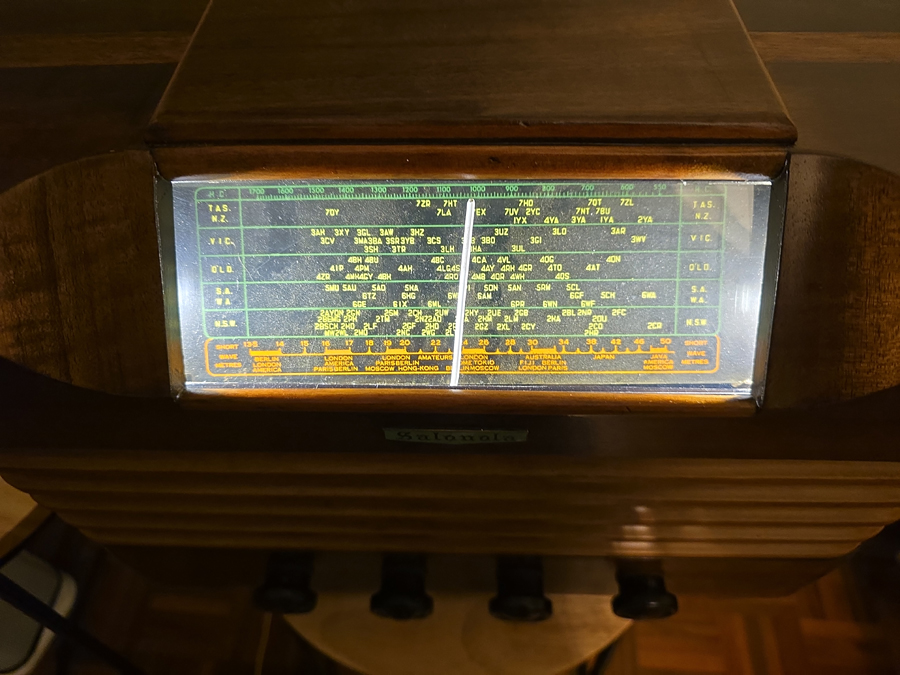 Salonola valve radio